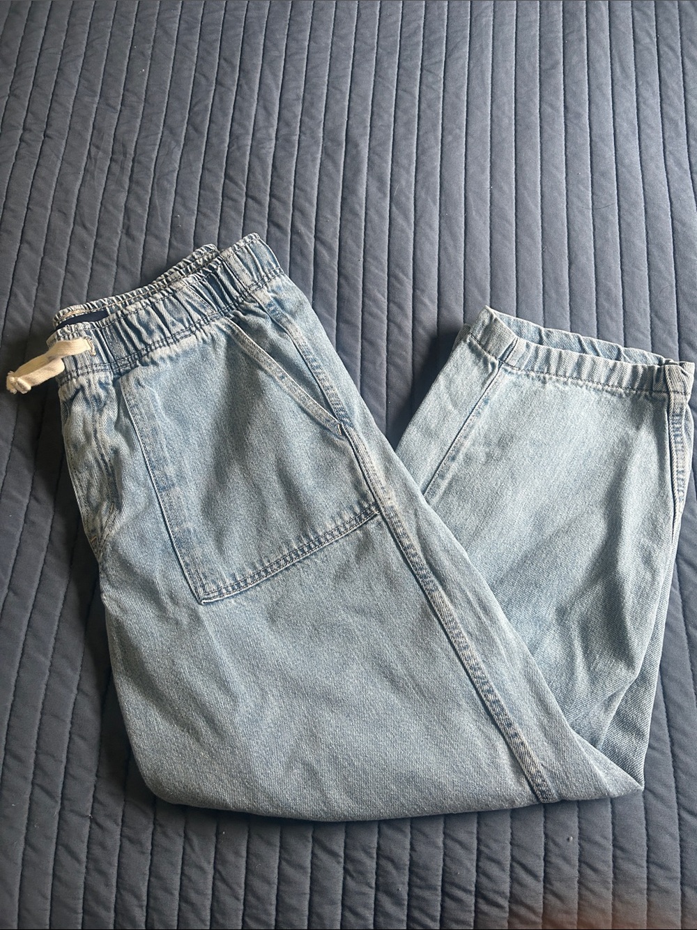 Gap pull on barrel Jean